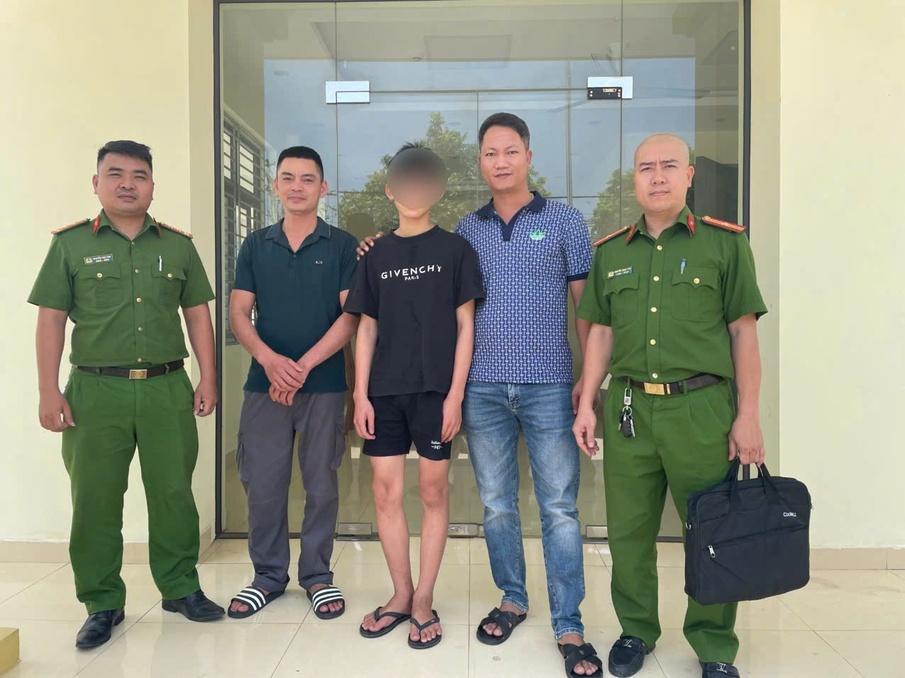 Công an xã Nguyễn Bỉnh Khiêm phối hợp đưa công dân về với gia đình
